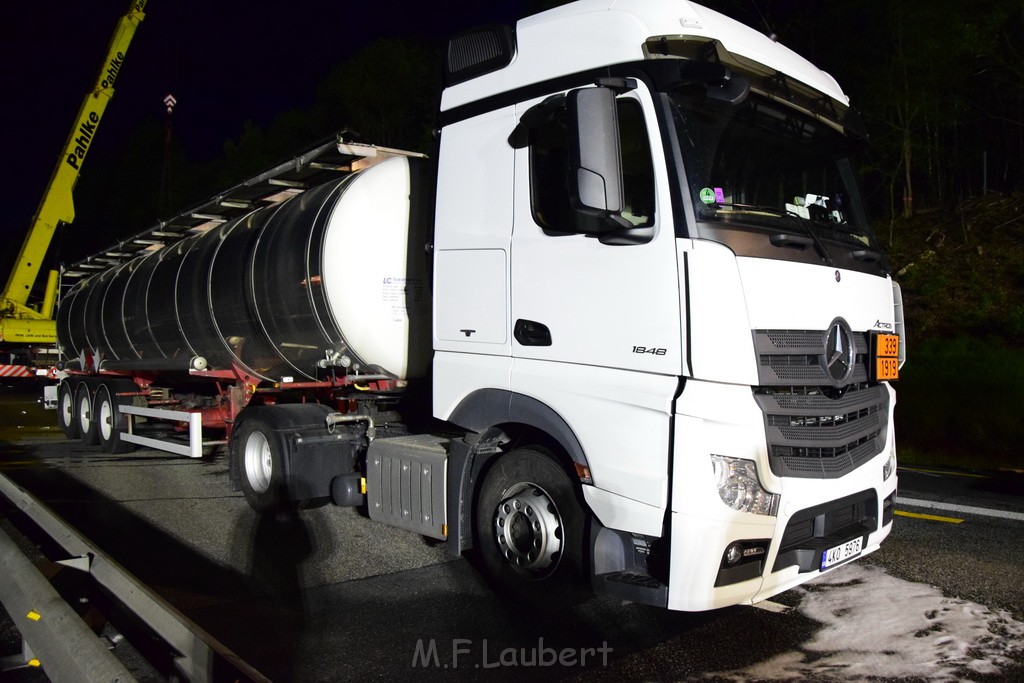 VU Gefahrgut LKW umgestuerzt A 4 Rich Koeln Hoehe AS Gummersbach P684.JPG - Miklos Laubert